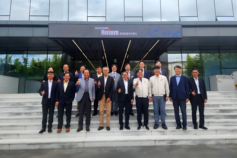 Lãnh đạo THACO thăm và làm việc tại Nhà máy sản xuất của Hyundai Rotem tại Gyeongsangnam, Hàn Quốc. Ảnh: Duy Minh