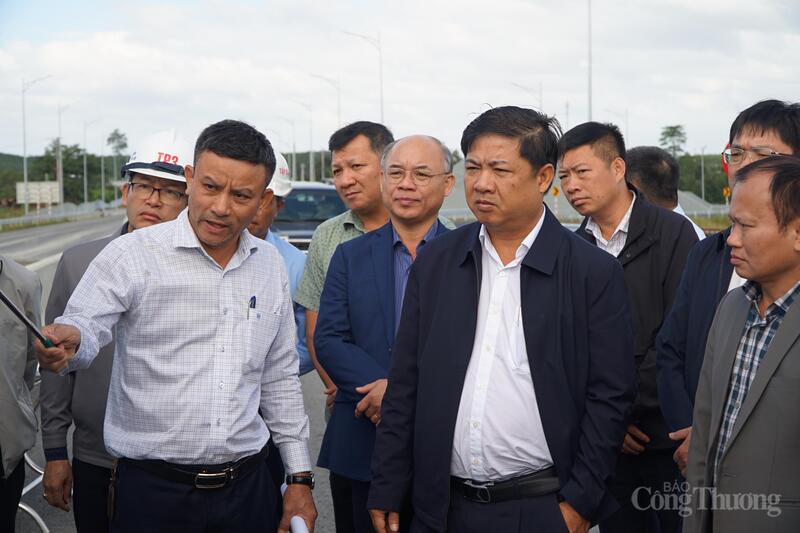 Ông Đặng Thọ Dần - Giám đốc điều hành Dự án thành phần 3 báo cáo tiến độ dự án. Ảnh: Vũ Long