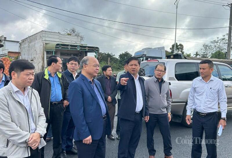 Bí thư Tỉnh ủy Đắk Lắk kiểm tra tiến độ Dự án đầu tư xây dựng đường Hồ Chí Minh đoạn tránh phía Đông TP Buôn Ma Thuột (cũ). Ảnh: Vũ Long