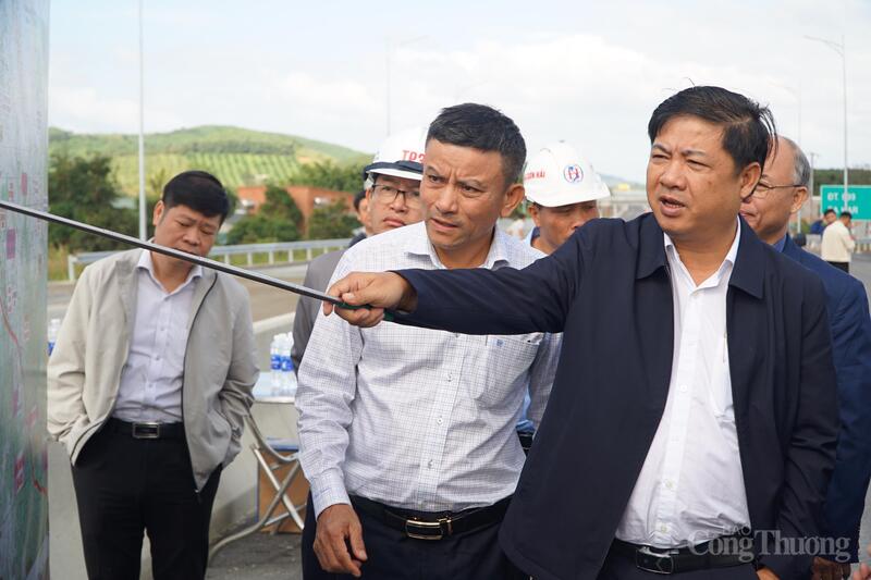 Ông Lương Nguyễn Minh Triết, Bí thư Tỉnh ủy Đắk Lắk kiểm tra Dự án thành phần 3, thuộc Dự án cao tốc Khánh Hòa - Buôn Ma Thuột. Ảnh: Vũ Long