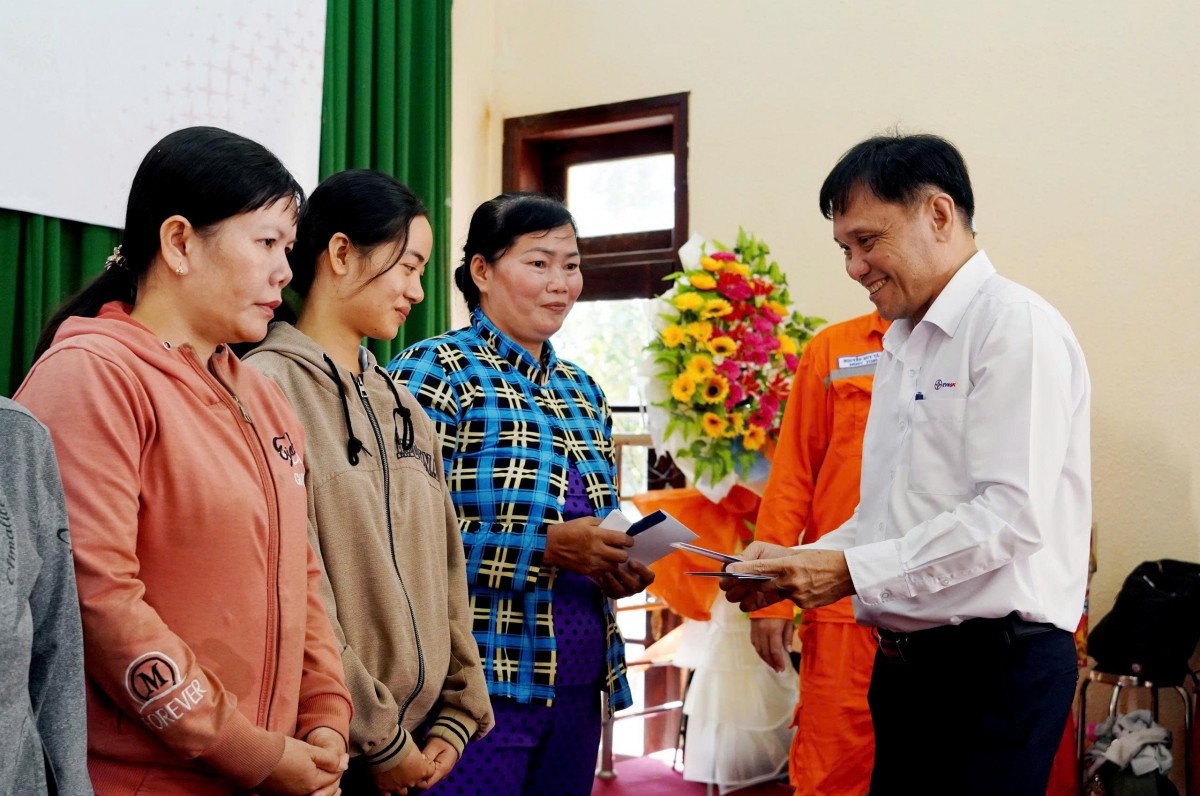 Tháng tri ân khách hàng 2025 - EVNSPC hướng đến đồng bào bị ảnh hưởng bởi thiên tai Tháng tri ân khách hàng 2025 - EVNSPC hướng đến đồng bào bị ảnh hưởng bởi thiên tai