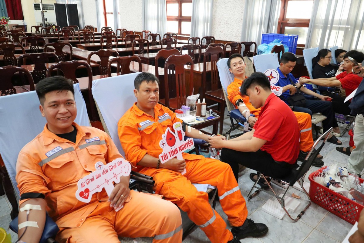 Tháng tri ân khách hàng 2025 - EVNSPC hướng đến đồng bào bị ảnh hưởng bởi thiên tai Tháng tri ân khách hàng 2025 - EVNSPC hướng đến đồng bào bị ảnh hưởng bởi thiên tai