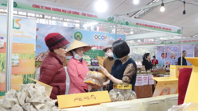 Thông qua các chuỗi sự kiện, đặc biệt là khu trưng bày, quảng bá sản phẩm sạch, các cơ sở sản xuất với các cơ sở tiêu thụ nông sản, thực phẩm trong và ngoài tỉnh, hình thành các chuỗi cung ứng - tiêu thụ nông sản thực phẩm an toàn. Ảnh: Quốc Huy