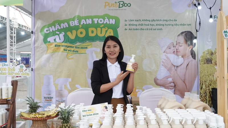 Nhiều sản phẩm sạch, có nguồn gốc xuất xứ rõ ràng được các đơn vị, doanh nghiệp mang đến quảng bá, giới thiệu. Ảnh: Quốc Huy