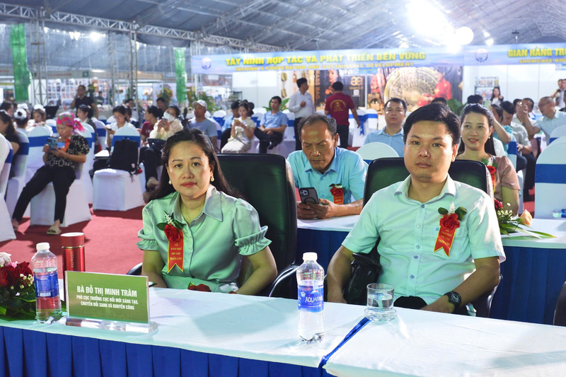 Bà Đỗ Thị Minh Trâm - Phó Cục trưởng Cục Đổi mới sáng tạo, Chuyển đổi xanh và Khuyến công tham dự lễ khai mạc hội chợ triển lãm. Ảnh: Minh Anh