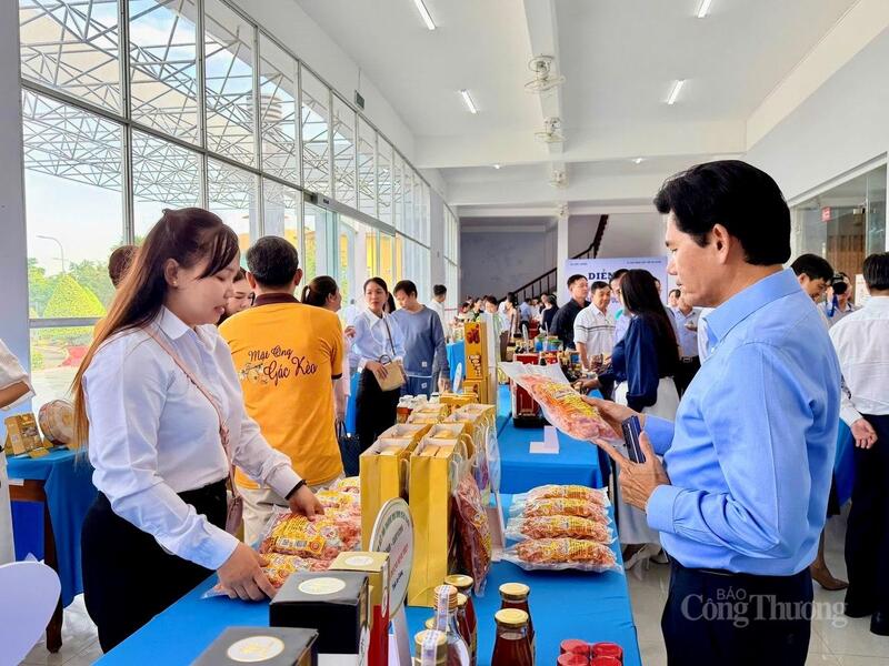 Các gian hàng OCOP được trưng bày tại diễn đàn.