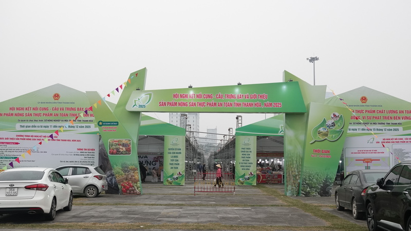 Toàn cảnh khu “Trưng bày, giới thiệu sản phẩm nông sản, thực phẩm an toàn tỉnh Thanh Hóa năm 2025”. Ảnh: Quốc Huy