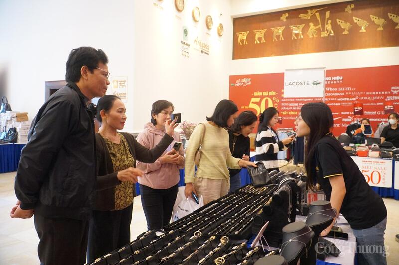 Người dân, du khách tham quan mua sắm tại Ngày hội khuyến mại hàng hiệu.