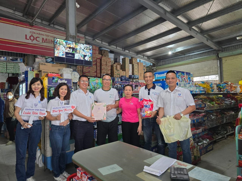 Unilever trao tặng phần quà hỗ trợ cho các tiểu thương bị ảnh hưởng mưa lũ