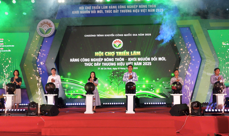 Các đại biểu thực hiện nghi thức khai mạc hội chợ. Ảnh: Minh Anh