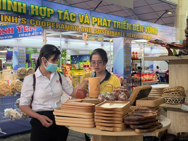 Mang công nghệ thực tế ảo giới thiệu hàng công nghiệp nông thôn - 9