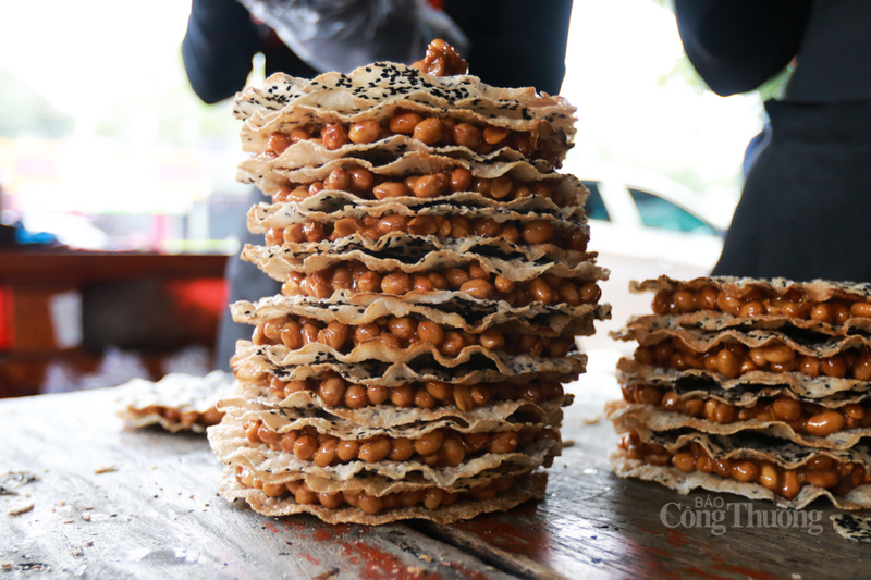 Kẹo cu đơ Hà Tĩnh có hương vị đặc trưng của lạc rang giòn bùi, mật mía ngọt thanh, gừng ấm nồng được bao bọc trong lớp bánh tráng dẻo thơm.