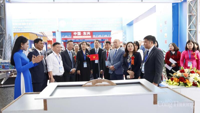 Các đại biểu tham quan các gian hàng.