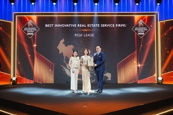 Đại diện ROX Lease nhận giải từ Ban Tổ chức Dot Property Southeast Asia Awards 2025