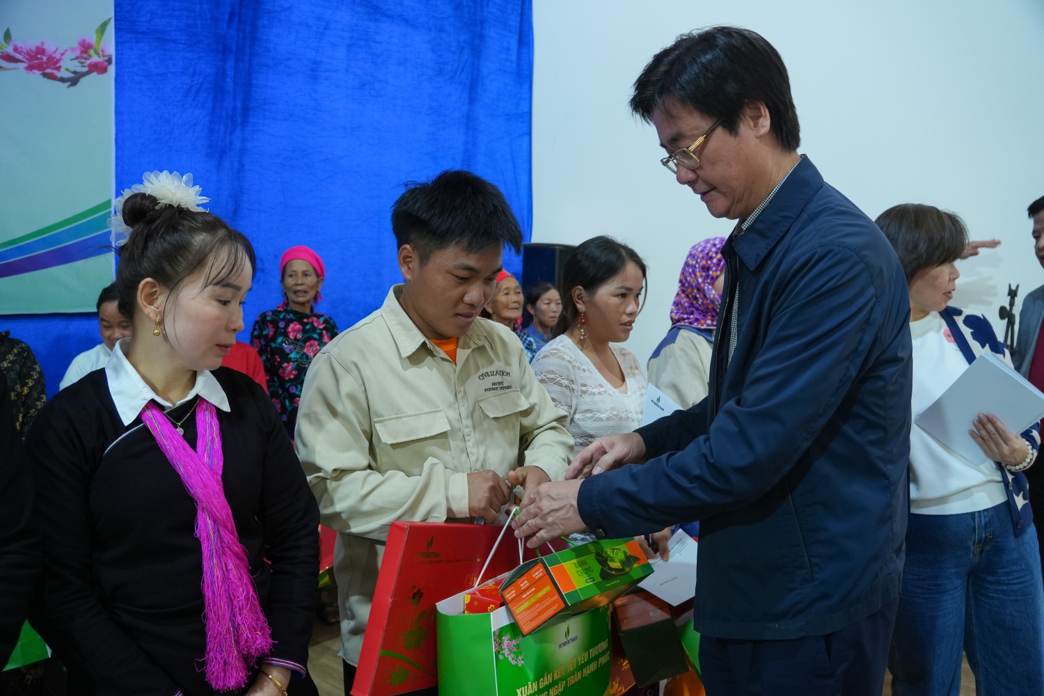 Petrovietnam mang hơi ấm đến vùng cao Lào Cai Petrovietnam mang hơi ấm đến vùng cao Lào Cai