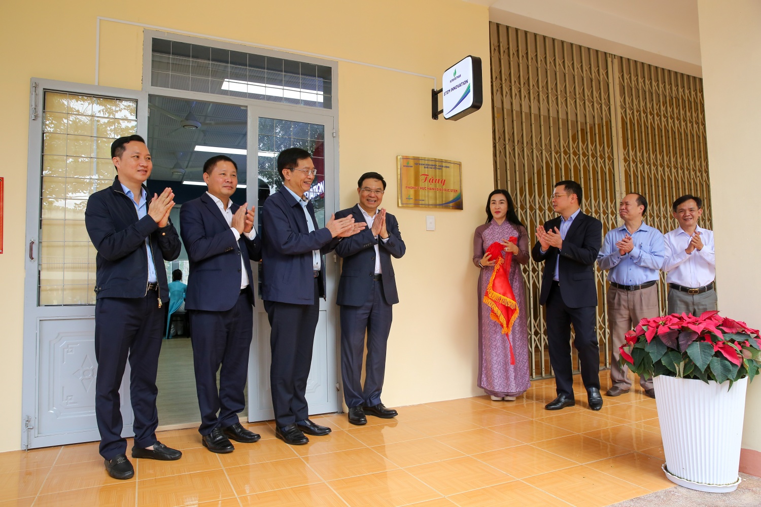 Các đại biểu thực hiện nghi thức khánh thành phòng STEM tại trường THPT Buôn Ma Thuột. Các đại biểu thực hiện nghi thức khánh thành phòng STEM tại trường THPT Buôn Ma Thuột.