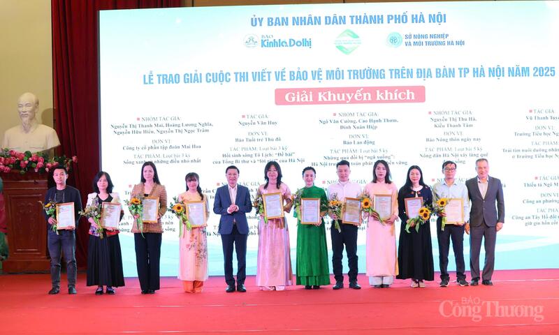 Trao giải cho đại diện nhóm tác giả đạt giải Khuyến khích. Ảnh: H.S