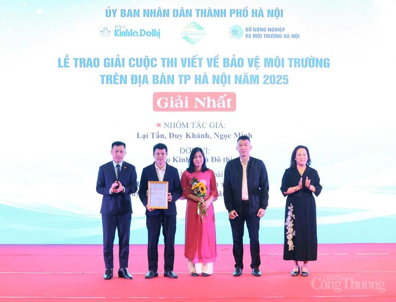 Trao giải cho nhóm tác giả đạt giải Nhất. Ảnh: H.S