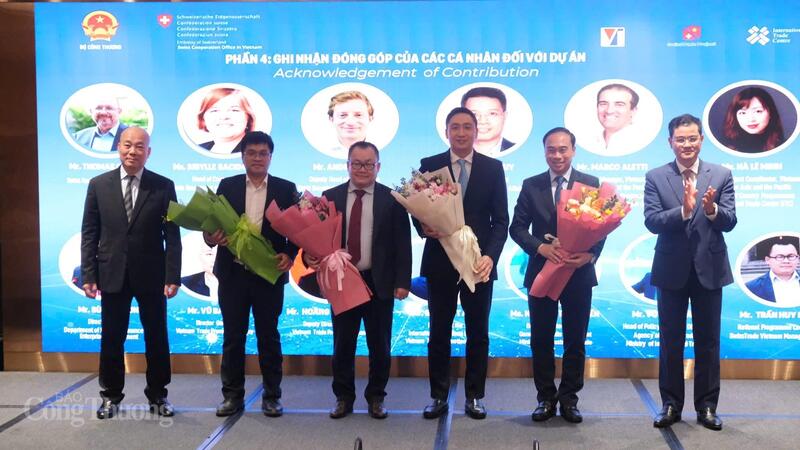 Vụ trưởng Vụ Kế hoạch, Tài chính và Quản lý doanh nghiệp Bùi Huy Sơn và Cục trưởng Cục Xúc tiến thương mại Vũ Bá Phú trao chứng nhận và hoa ghi nhận đóng góp cá nhân đối với dự án