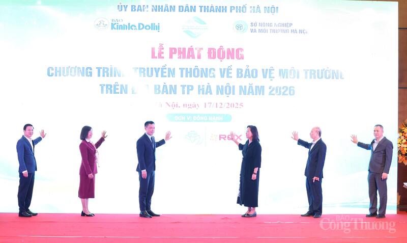 Các đại biểu thực hiện nghi thức Lễ phát động Chương trình truyền thông về Bảo vệ môi trường trên địa bàn TP. Hà Nội năm 2026. Ảnh: H.S