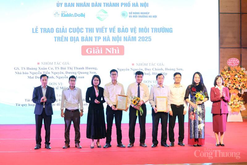 Trao giải cho nhóm tác giả đạt giải Nhì. Ảnh: H.S