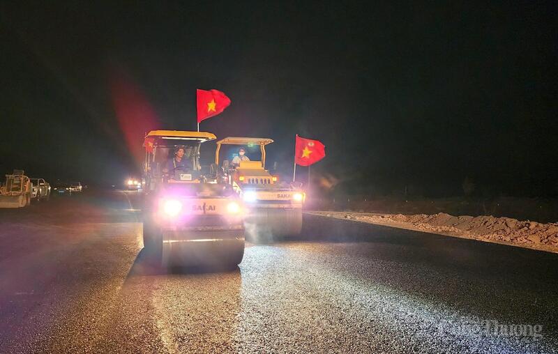 Nhà thầu đẩy nhanh tiến độ, thi công cả ngày lẫn đêm ở dự án. Ảnh: Vũ Long