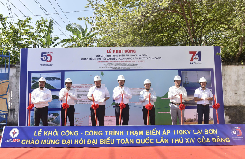Các đại biểu thực hiện nghi thức khởi công công trình Trạm biến áp 110kV Lại Sơn. Ảnh: EVNSPC