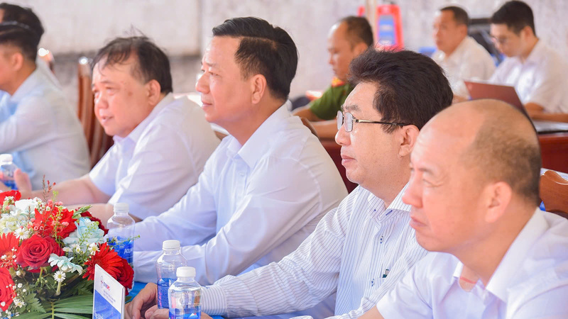 Các đại biểu tham dự lễ khởi công. Ảnh: EVNSPC