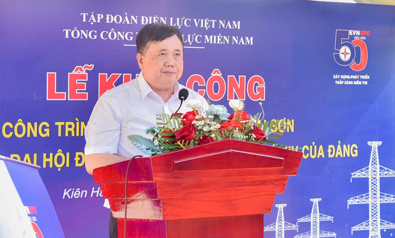Ông Đoàn Đức Hưng - Phó Tổng giám đốc EVNSPC - phát lệnh khởi công dự án. Ảnh: EVNSPC