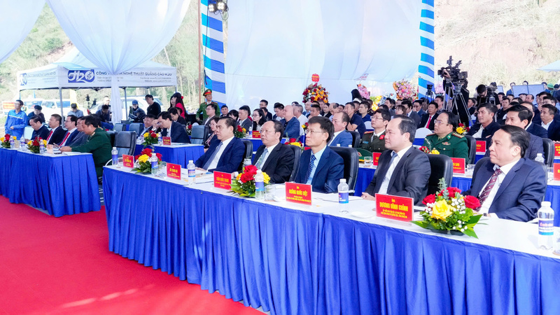 Các đại biểu tham dự lễ khởi công.