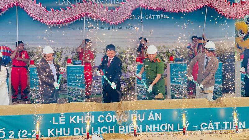 Các đại biểu thực hiện nghi lễ khởi công dự án điểm số 2 (2-2), Khu du lịch Biển Nhơn Lý - Cát Tiến. Ảnh: Duy Tín