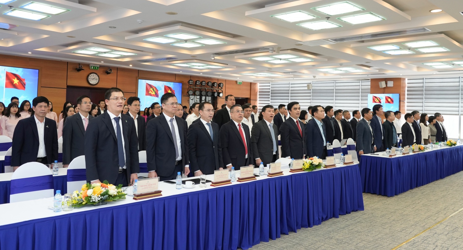 Các đại biểu thực hiện nghi thức chào cờ