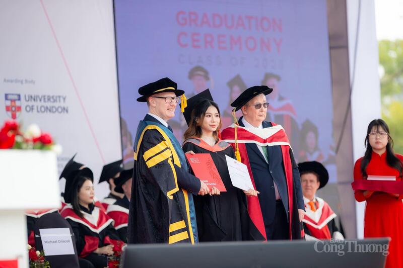 Khoảnh khắc tự hào của các tân cử nhân BUV trong lễ tốt nghiệp – nơi khép lại một hành trình và mở ra những cơ hội mới trong tương lai toàn cầu.