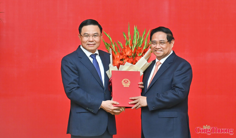 Thủ tướng Chính phủ Phạm Minh Chính trao Quyết định giao Quyền Bộ trưởng Bộ Công Thương cho đồng chí Lê Mạnh Hùng.
