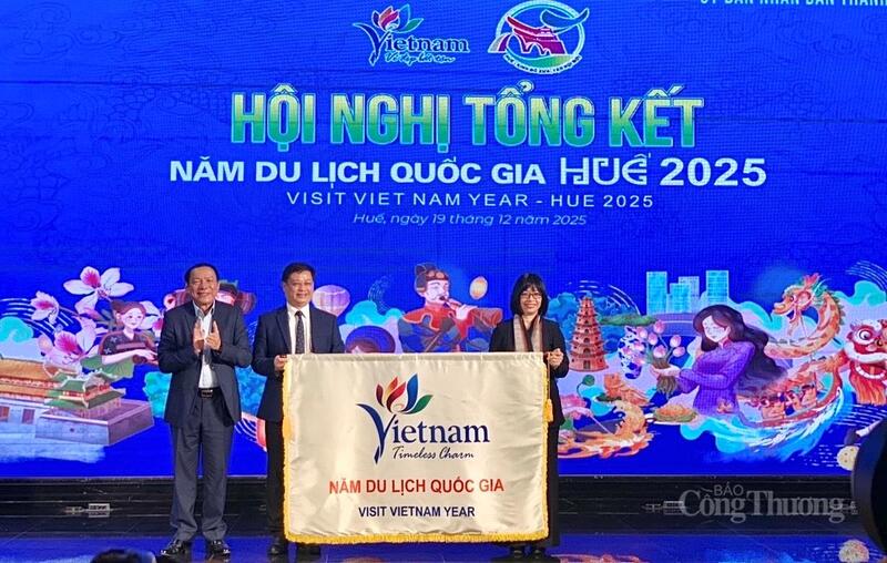 Tỉnh Gia Lai tiếp nhận cờ đăng cai Năm Du lịch Quốc gia 2026. Ảnh: Huy Phúc