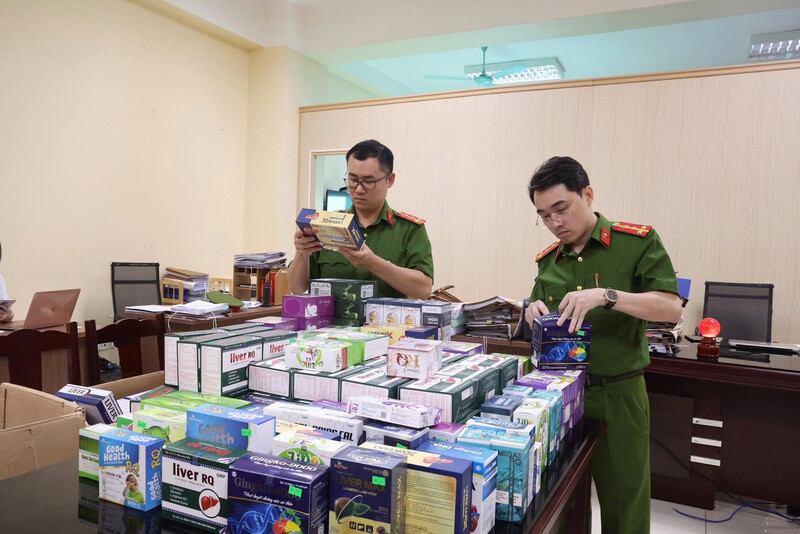Công an tỉnh Phú Thọ thu giữ số lượng lớn các loại thực phẩm chức năng, dược phẩm giả. Ảnh: PT