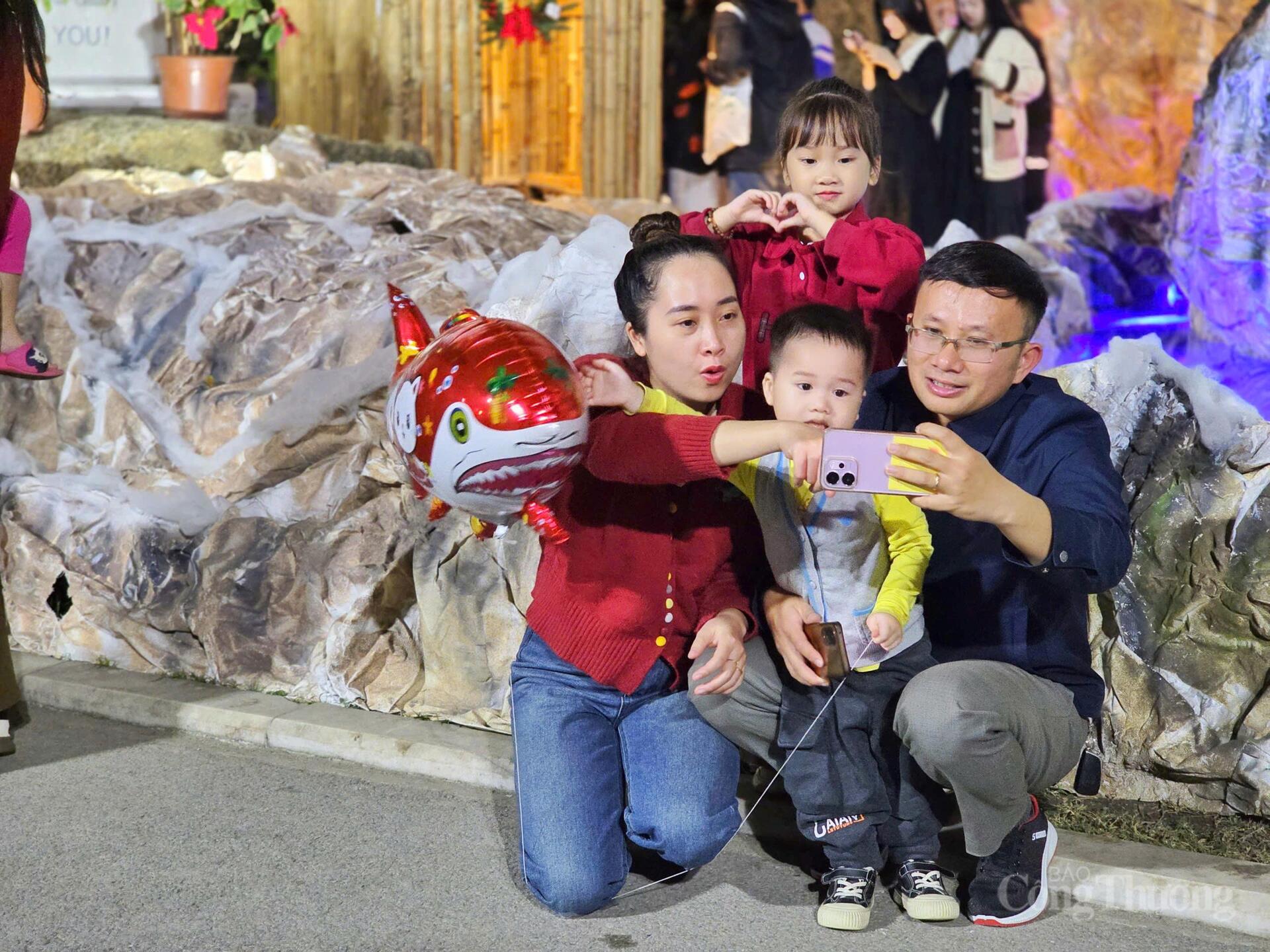 Nhiều em nhỏ được bố mẹ dẫn đến tham quan hang đá.