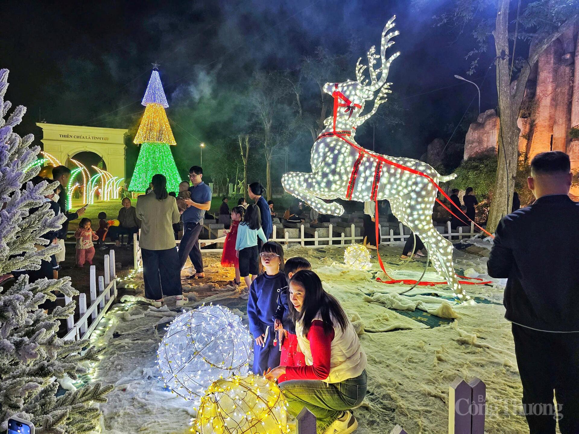 Các tiểu cảnh, hoạt cảnh sinh động. Hệ thống âm thanh, ánh sáng tạo nên khung cảnh Noel ấm áp.