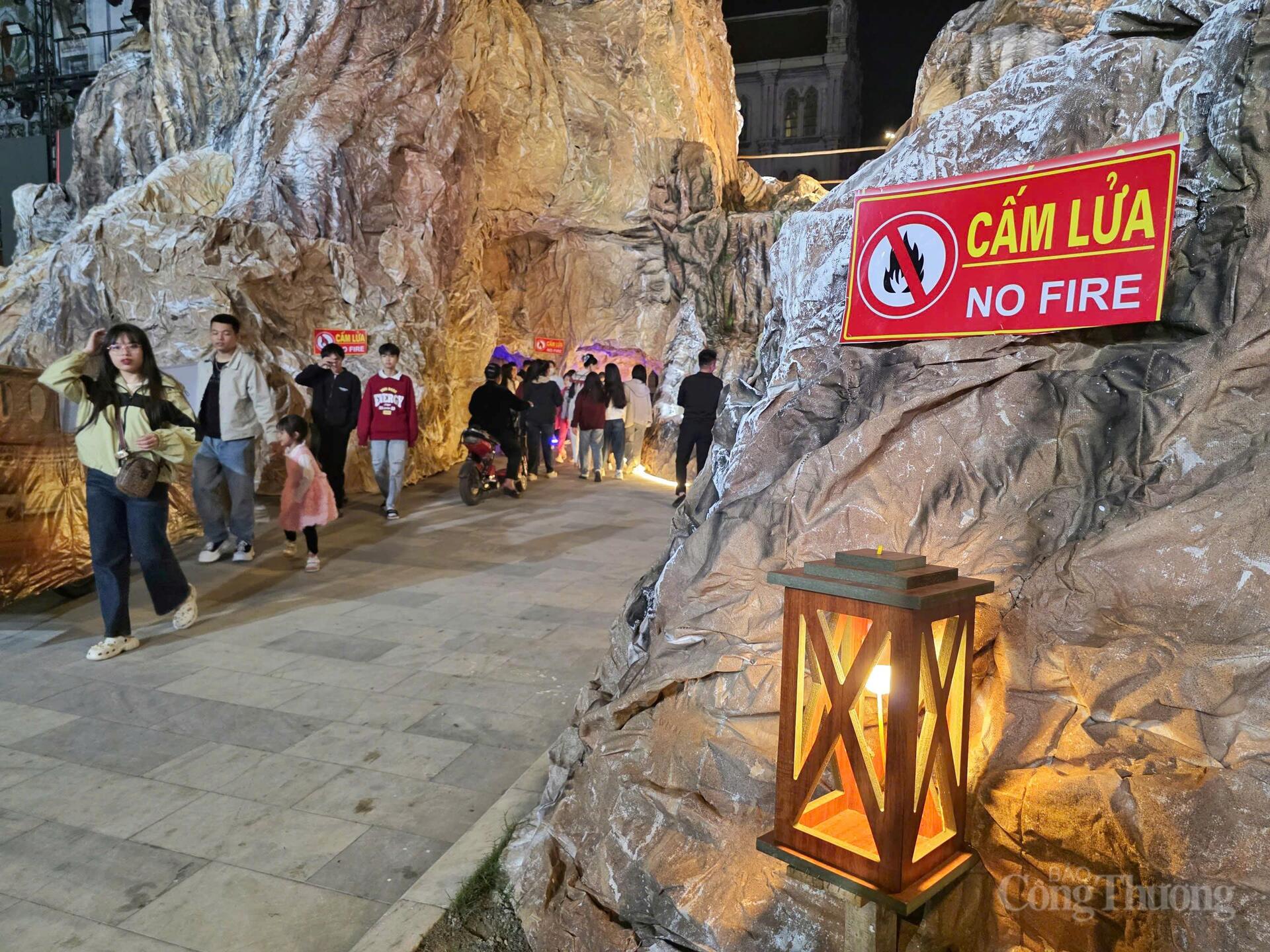 Ông Nguyễn Văn Cường, Chủ tịch Hội đồng Mục vụ Giáo xóm Nam Phú, phường Trần Phú, tỉnh Hà Tĩnh cho biết: “Hang đá này được chúng tôi làm trong vòng 2 tháng, do thời tiết không thuận lợi nên công tác có phần khó khăn. Mỗi ngày có hàng trăm người trên công trường, cùng nhau làm việc để chuẩn bị các tiểu cảnh, hoạt cảnh sống động. Năm nay hang đá được chúng tôi làm nhỏ hơn mọi năm”.