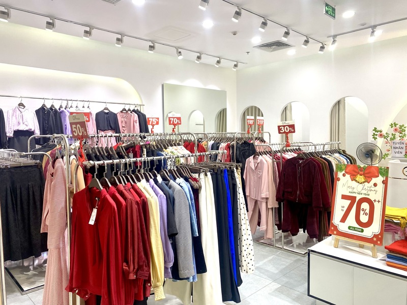 Các mẫu thời trang công sở nữ được cập nhật đa dạng kiểu dáng, màu sắc được giảm giá sâu phục vụ nhu cầu mua sắm cuối năm.