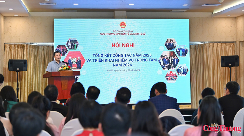 Thứ trưởng Bộ Công Thương Nguyễn Sinh Nhật Tân phát biểu tại Hội nghị tổng kết công tác năm 2025 và triển khai nhiệm vụ trọng tâm năm 2026 của Cục Thương mại điện tử và Kinh tế số. Ảnh: Nam Nguyễn
