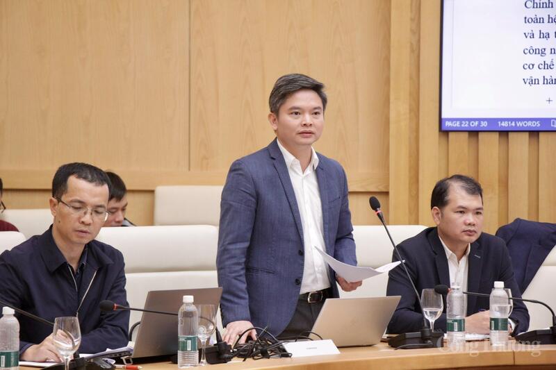 Ông Nguyễn Minh Quang - Công ty Vận hành hệ thống điện và thị trường điện Quốc gia (NSMO) trình bày các vấn đề về thị trường điện trong dự thảo luật.