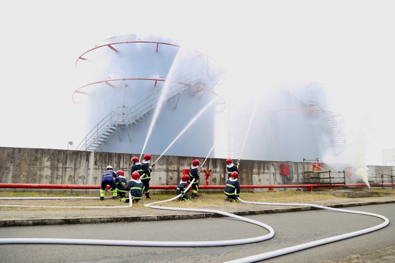 [Chùm ảnh] NMNĐ Sông Hậu 1 diễn tập phòng cháy, chữa cháy và cứu nạn, cứu hộ