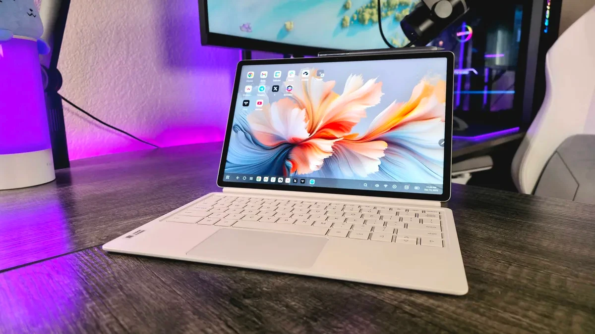 Tổng thể Lenovo Yoga Tab Plus và phụ kiện