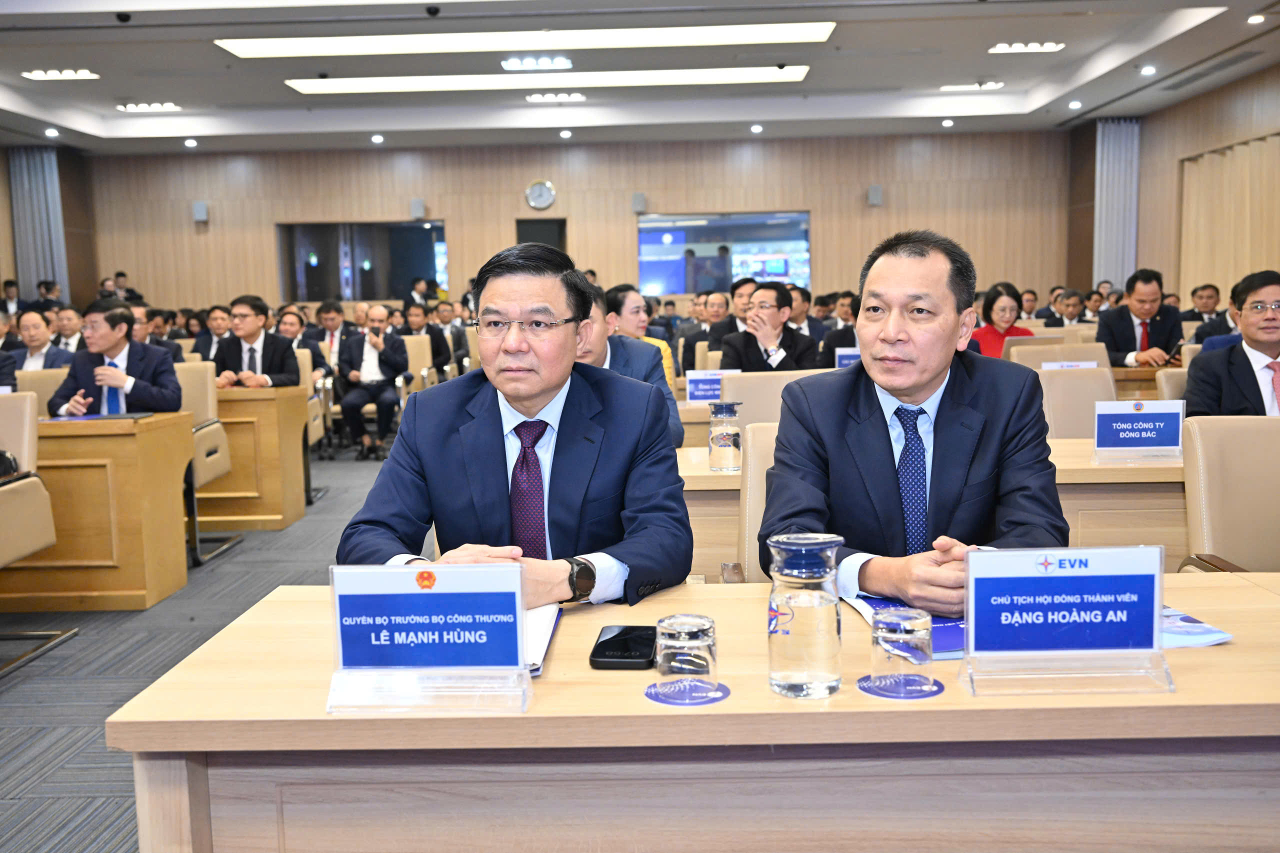 Quyền Bộ trưởng Bộ Công Thương Lê Mạnh Hùng (bên trái) dự và chỉ đạo tại hội nghị. Ảnh: Cấn Dũng