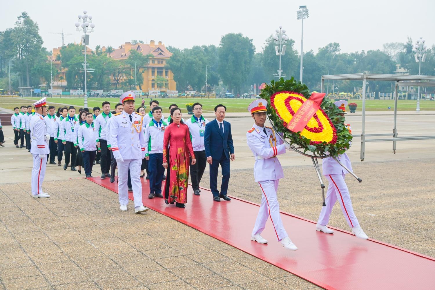 Các đại biểu dâng hoa bày tỏ lòng thành kính trước anh linh Chủ tịch Hồ Chí Minh vĩ đại.