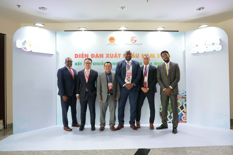 Ông Đỗ Ngọc Hưng (thứ hai từ trái sang) cùng các doanh nghiệp đối tác tại sự kiện Diễn đàn xuất khẩu năm 2025.