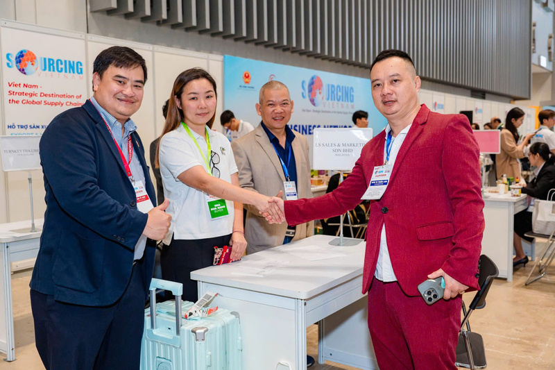 Tham tán thương mại Lê Phú Cường (trái ảnh) kết nối doanh nghiệp tại Vietnam International Sourcing.