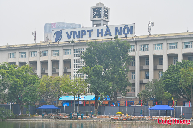 Trận địa pháo tầm cao bên Bưu điện Hà Nội cũng đang được gấp rút hoàn thiện.