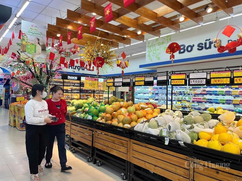 Các siêu thị, trung tâm mua sắm cơ bản đã chuẩn bị xong hàng hóa cho dịp cuối năm. Ảnh: Trọng Tùng